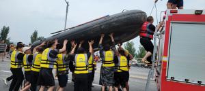 帶上沖鋒舟，大家一起風(fēng)雨同舟！
